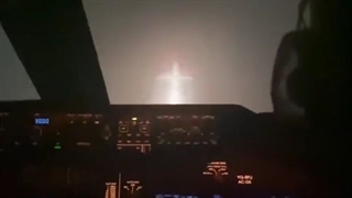 فرود شبانه بوئینگ ۷۴۷ در مه از منظر کابین خلبان