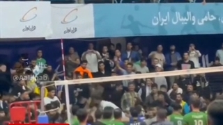 بزن بزن یک والیبالیست با تماشاچی‌ها