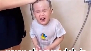 شستن سر بچه