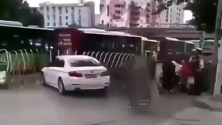 فرار از دست پلیس با وجود راهبند آکاردئونی