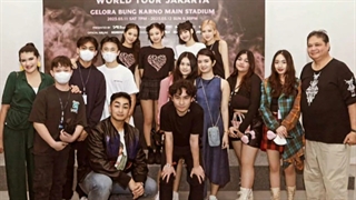 عکس منتشر شده از بلک‌ پینک به‌همراه خانواده وزیر اقتصاد و گردشگری اندونزی در پشت صحنه کنسرت جاکارتا