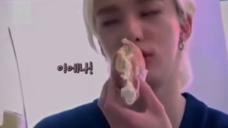 وقتی هان و چانگبین علاقه زیاد به بوسیدن هیونجین دارن