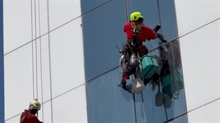 نماشویی شیشه ها در ارتفاع