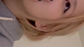 وقتی رزی داشت آهنگ فلاور از جیسو رو گوش میداد ولی اونقدر قشنگ بود رزی هم تعجب کرده