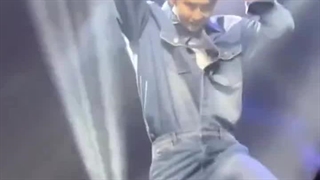 رقص بیگ موس (لی جونگ سوک)بزرگ و همسر آینده آیو با آهنگ داینامایت *کیوتتتت*:)