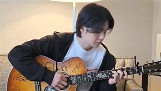 آپدیت اینستاگرام شوگا با گیتار زدنش