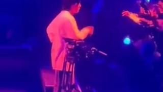 شوگا تو کنسرت گوشی یکی از فن ها رو گرفت:)))