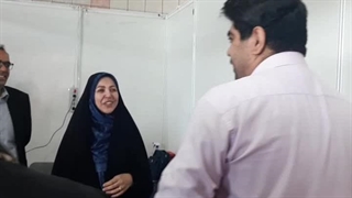 حضور مجری تلویزیون در غرفه شیکانیا در نمایشگاه