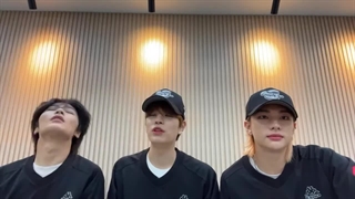 لایو هیونجین،سونگمین و جونگین(استری کیدز)+زیرنویس فارسی آنلاین