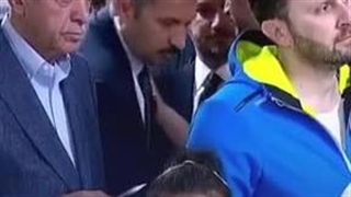 مواطن ترکی یتفاجأ بوجود أردوغان خلفه فی طابور الانتخابات .. شاهد ردة فعله