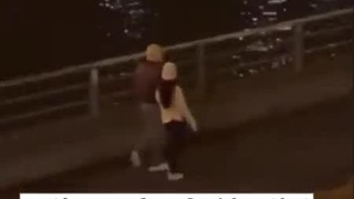 جنی و تهیونگ دست در دست درحال قدم زدن