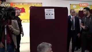 Kemal Kılıçdaroğlu, Eşi Selvi Kılıçdaroğlu birlikte oy kullanıyor #CANLI