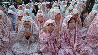 جشنی با حضور ۲۵۰ دختر از ۱۷ کشور جهان!