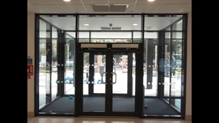 درب اتوماتیک شیشه ای لولایی