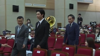 نامجون (BTS) در مراسم انتصاب سفیر افتخاری آژانس بازیابی و شناسایی وزارت دفاع ملی کره. کپشن ترجمه صحبتای نامجون