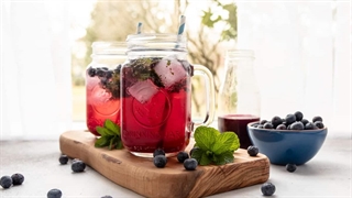 طرز تهیه یک ماکتل خنک و تابستانی با سیروپ بلو کاراسائو