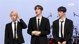 لایو خوندن oneus اهنگ  (Black mirror)♡