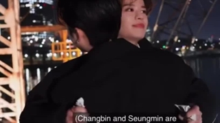 چانگبین هر وقت سردشه میره تو بغل سونگمو:)