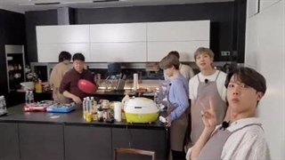 استوری های تهیونگ به مناسبت دهمین سالگرد بی تی اس (کپشن)