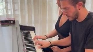 یکم پیانو ببینید و بشنوید روحتون تازه بشه (: