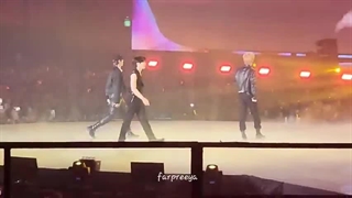 اجرا آهنگ Muddy Water استری کیدز  در فن میتینگ ♡♡ لاین wating for us و Muddy water رو عوض کردن ♡♡