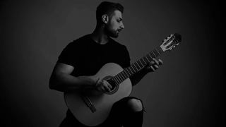 پیمان بحرانی در حال نوازندگی گیتار