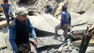 در حال بارگیری سنگ لاشه سنگ ورقه ای مستقیم از معدن