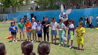 اجرای مسابقه در برگزاری جشن آب بازی باشگاه ژیمناستیک سیمرغ