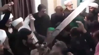 بوسه مرحوم آیت الله لطف الله صافی به علم حسینی