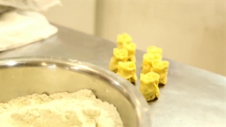 تهیه باقلوا گل در کارگاه قنادی رضا