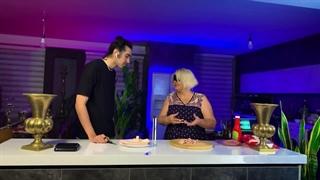 پیتزا به سبک مامانبزرگم ولی دیدن و شنیدن ممنوع 