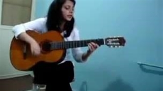 دخترک گیتار زن