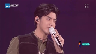 اجرای آهنگ های Down و Big Bowl Tick Noodle از کریس در فستیوال Zhejiang