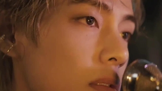 تهیونگ با موی بلوند لباس طلایی و نور آفتاب؟؟؟؟ صدای بمش؟؟؟؟ دارم میمیرم