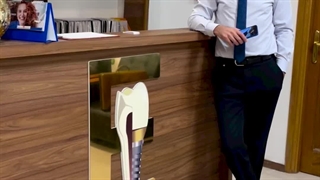 متخصص زیبایی متحیر از زیبایی دندانش