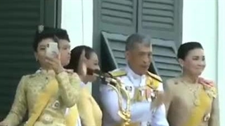 پادشاه تایلند تو کنسرت بلک پینک♡