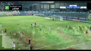 ورود غیر منظره یک سگ زن  به زمین بازی ملوان و فولاد خوزستان در وقت اخر نیمه اول