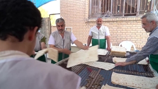 پخت نان توسط موکب امام رضا (ع) (خادمیاران البرزی) در مرز مهران