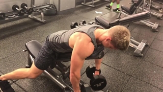 زیر بغل دمبل روی میز شیبدار