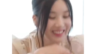 بم بم داشته خیلی با آرامش میشاشیده که اونبی میاد دستشویی مردونه اژدهاشو میبینم و میگه افتخار می‌کنه که بعد از ننم تو دیدیش