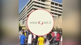 بالا رفتن مردم از تپه‌های اطراف هتل محل اقامت رونالدو