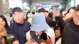 رفتار شدید فنا با لیسا تو فرودگاه(کپشن مهم)