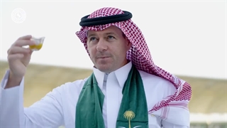 استیون جرارد با لباس عربی برای جشن روز ملی عربستان باشگاه الاتفاق