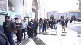 حضور پرشور زائران و مجاوران در شعب اخذ رای حرم مطهر رضوی