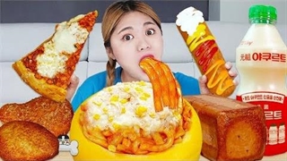 اسمرفود هیو ( هایو asmr HiU ) : چالش خوردن پنیر با سایز شگفت انگیز و پیتزای پوکمون و نودل تند و... ( موکبانگ ) - موج کره ای