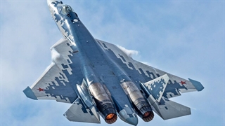 رقص سوخو-57: نمایشی از قدرت و مهارت خلبان 62 ساله روس