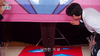 لحظه ی ورود هیونجین به برنامه(پ.ن: یارو کچنه منم از ذوق نزدیک بود لبتابمو بشکنم!