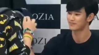 ویدیویی که اخیرا از کیم سوهیون بابت رفتار عجیب غریبش با فن‌ها وایرال شده 